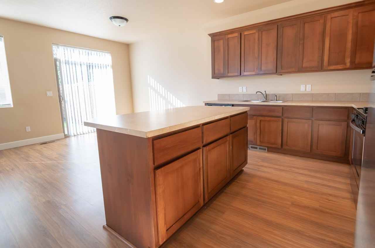 212 Southeast Maple Street - Photo 4 of 24