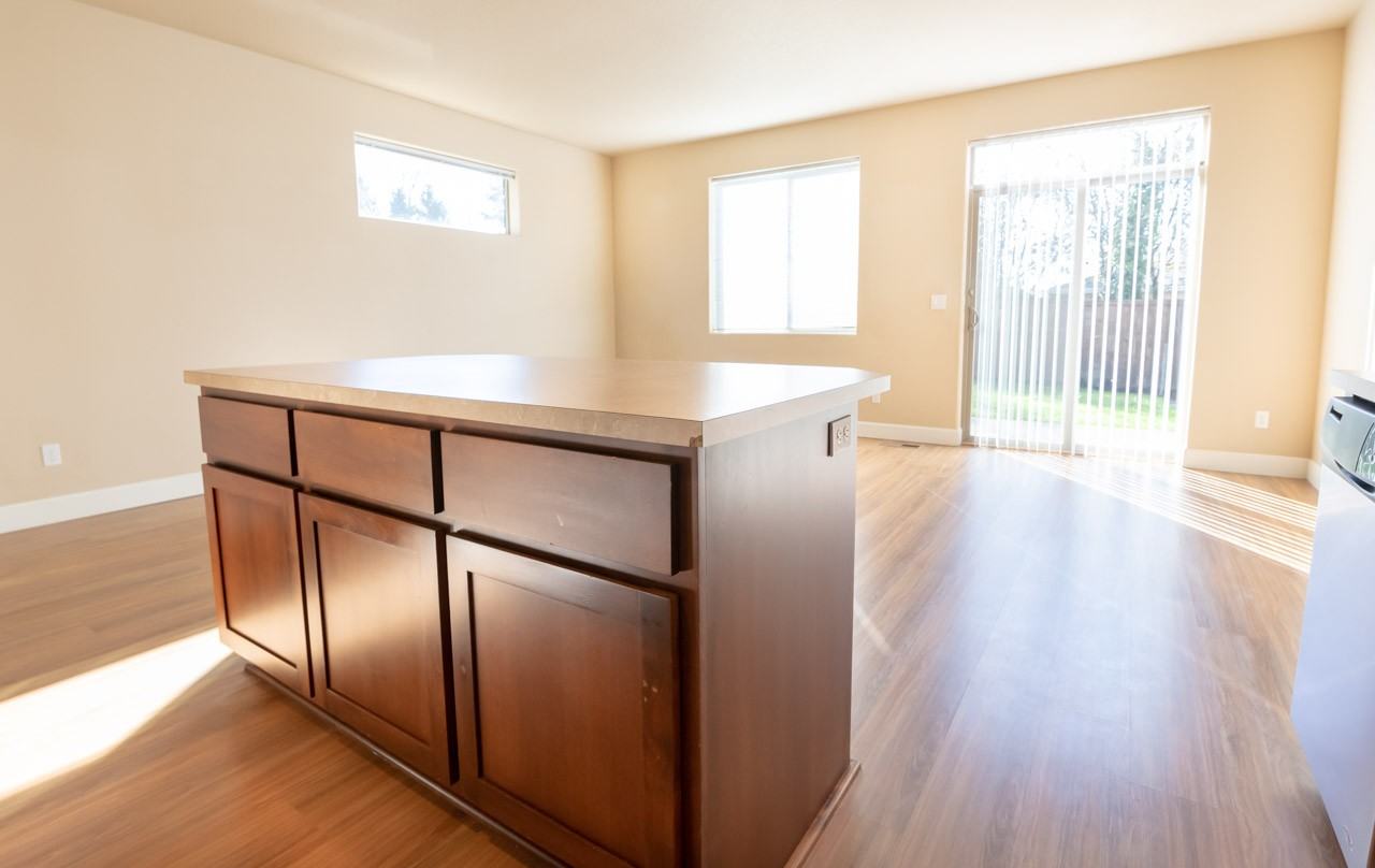 212 Southeast Maple Street - Photo 5 of 24