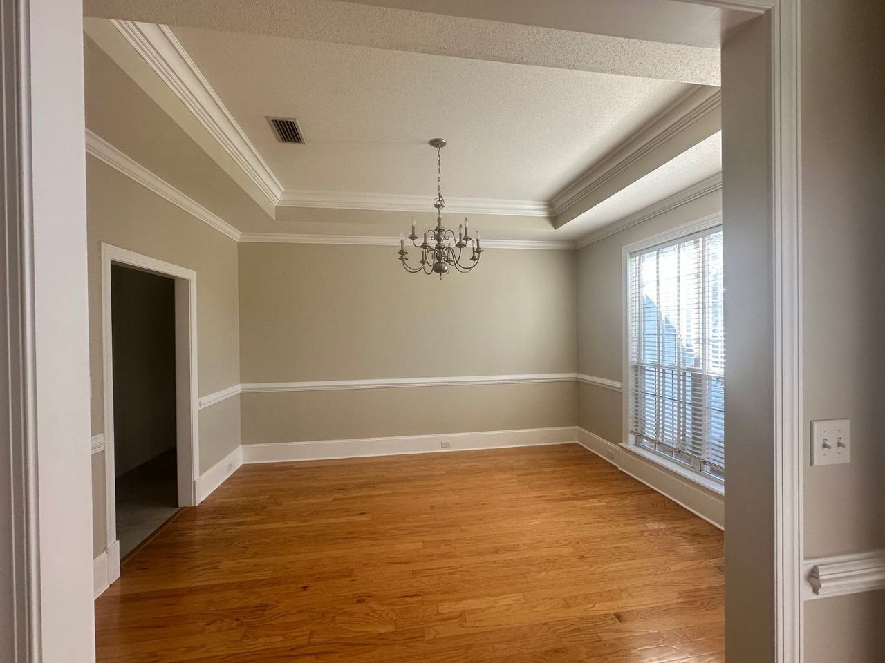 3657 Victoria Drive - Photo 4 of 36