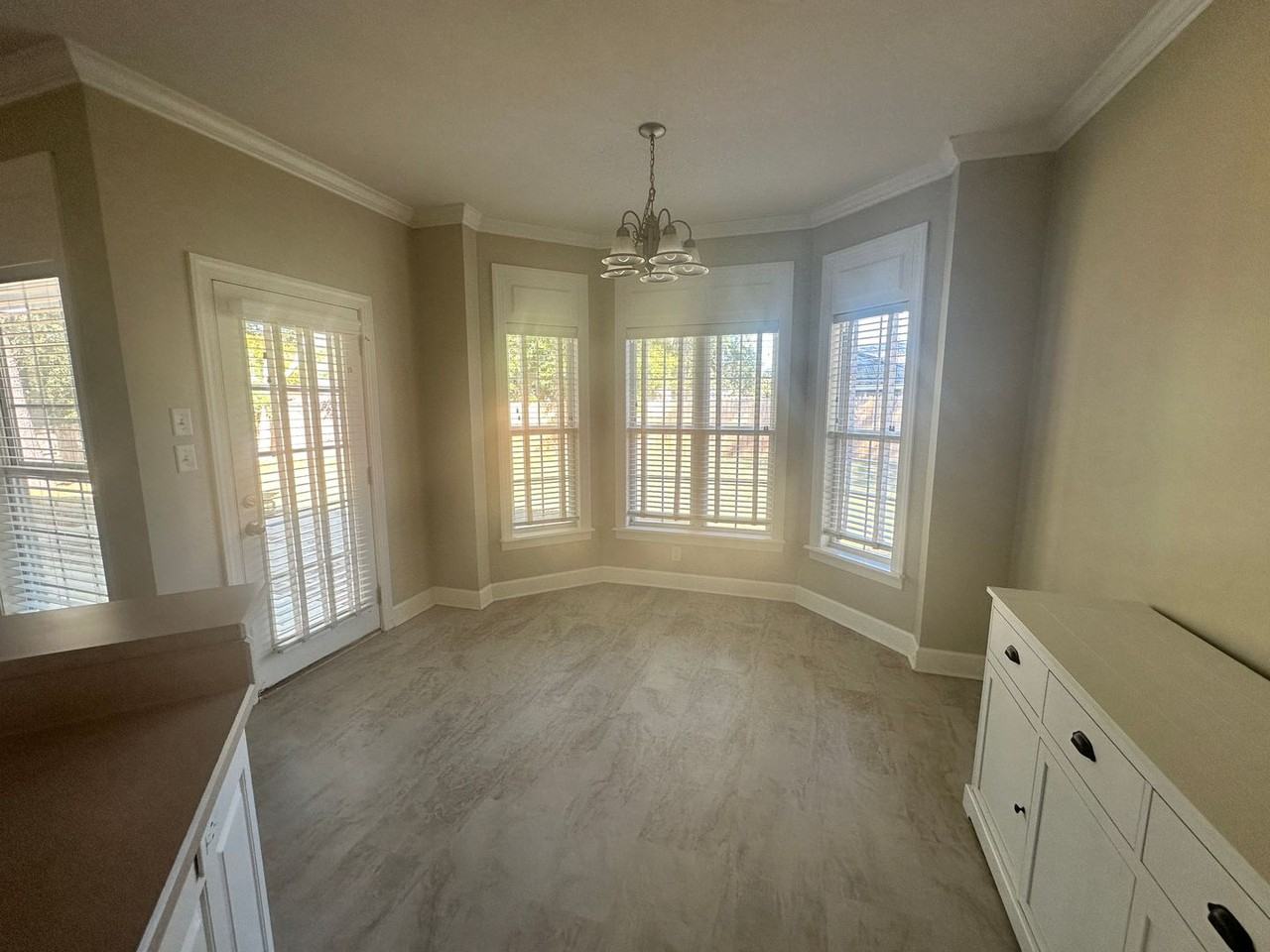 3657 Victoria Drive - Photo 5 of 36