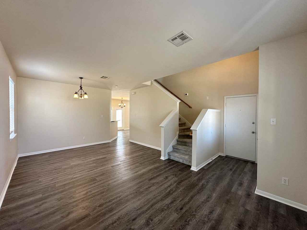 202 Crowfoot Dr - Photo 3 of 32