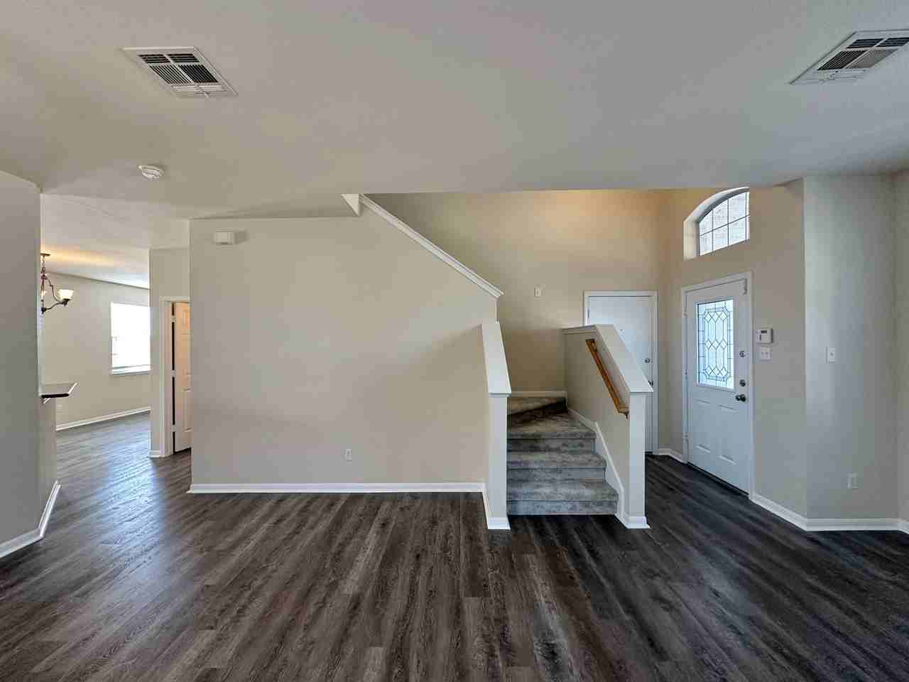 202 Crowfoot Dr - Photo 4 of 32