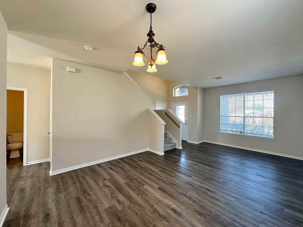 202 Crowfoot Dr - Photo 5 of 32