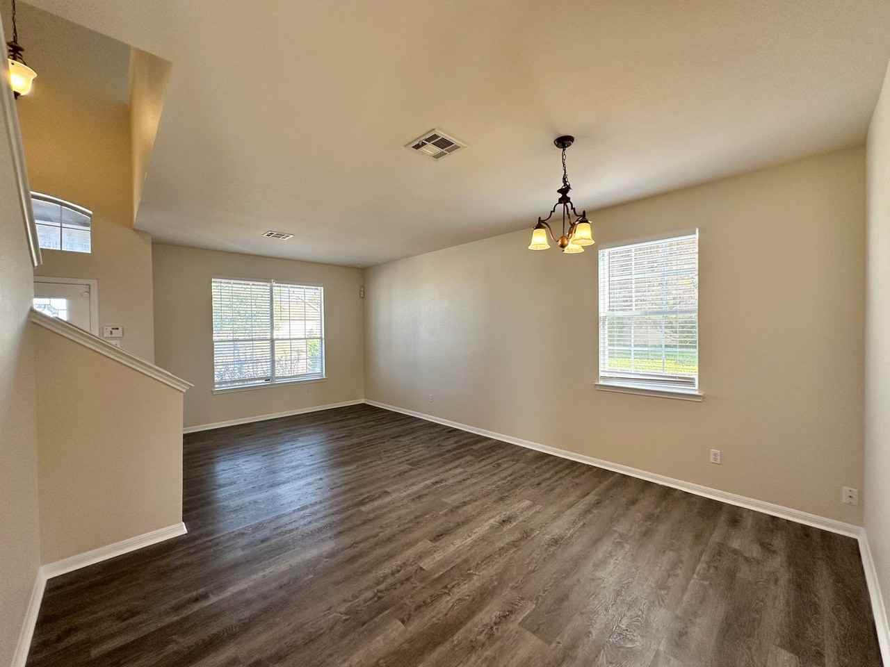 202 Crowfoot Dr - Photo 6 of 32