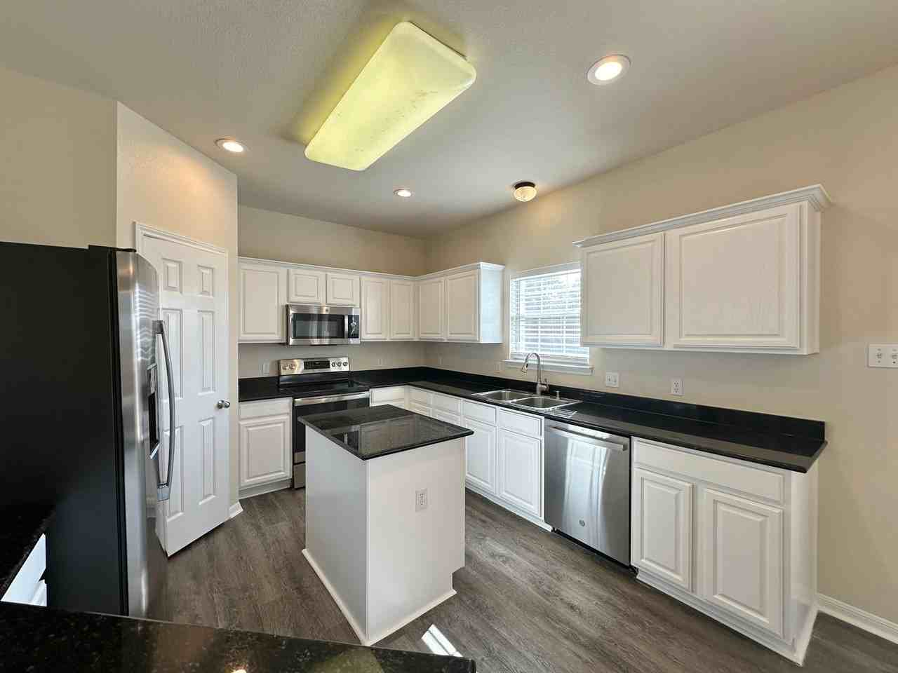 202 Crowfoot Dr - Photo 7 of 32