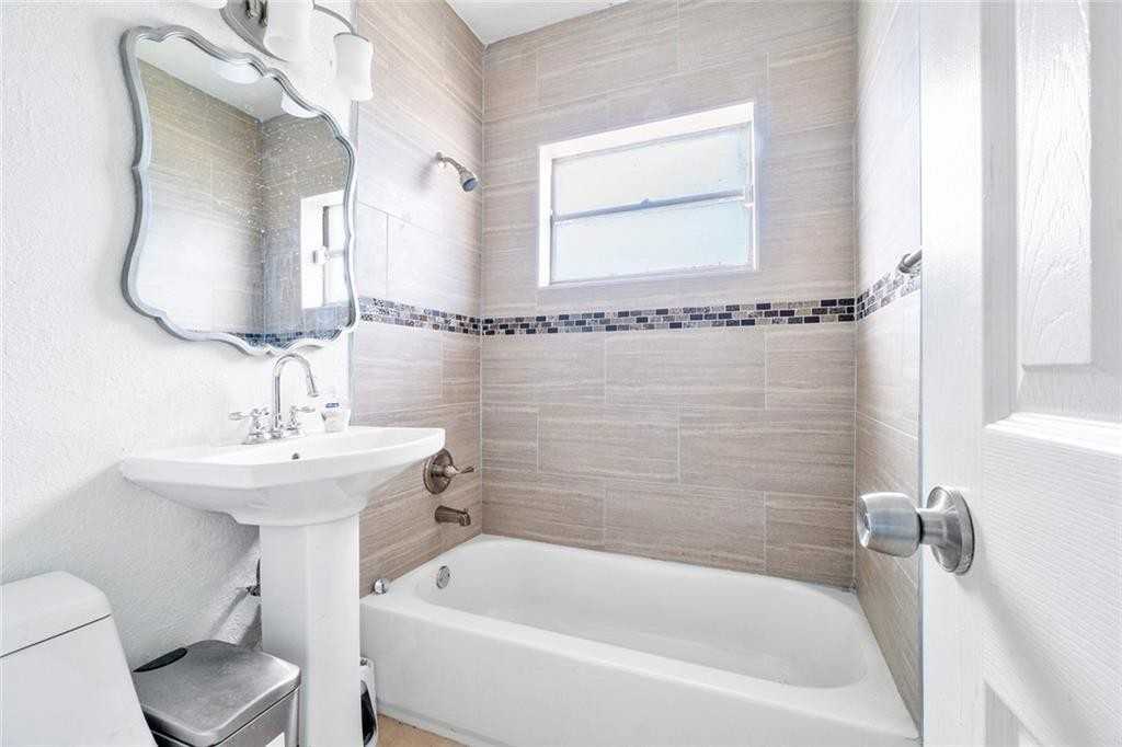 704 Nw 14th Ter #1 - Photo 5 of 6