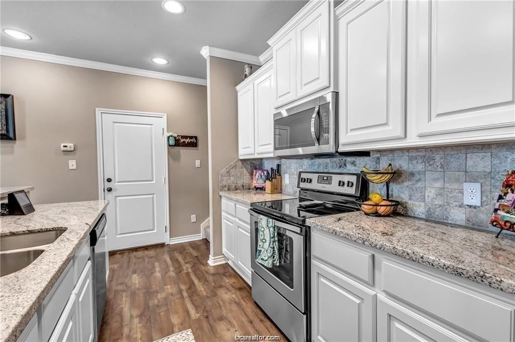 1800 Lonetree Dr - Photo 5 of 23