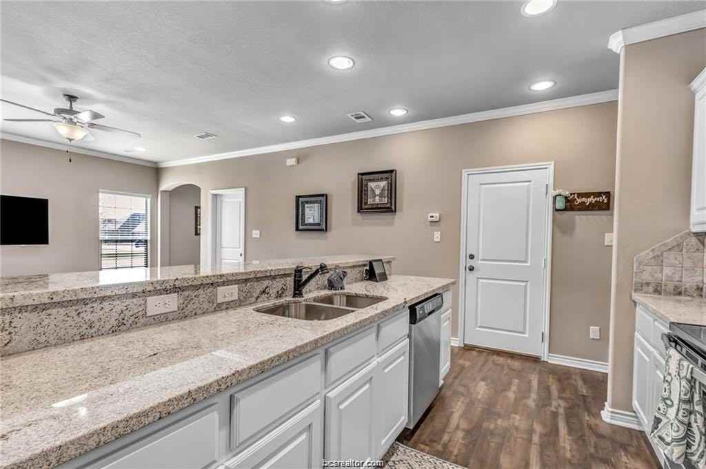 1800 Lonetree Dr - Photo 6 of 23