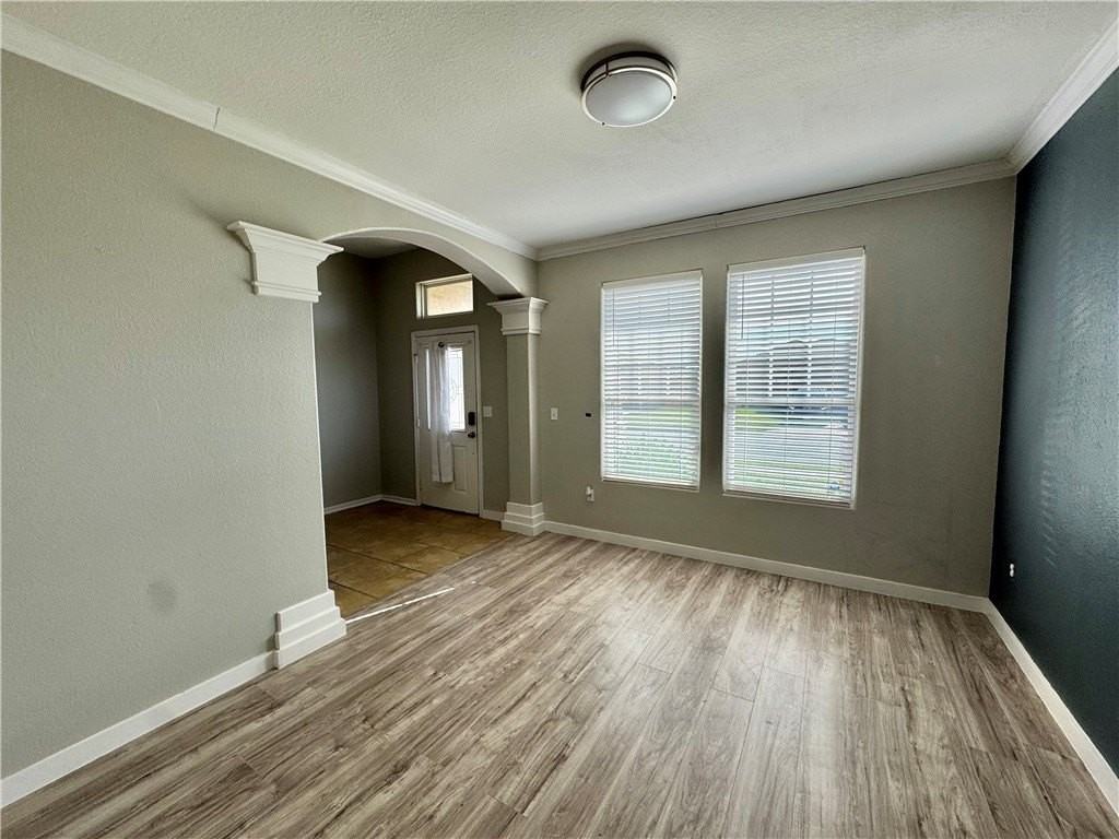 322 Pacific Dr - Photo 3 of 22