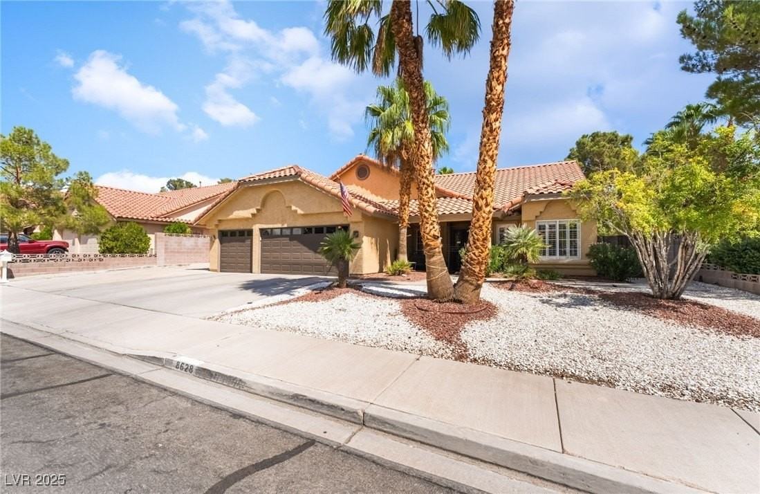 8628 Highacre Dr - Photo 5 of 50