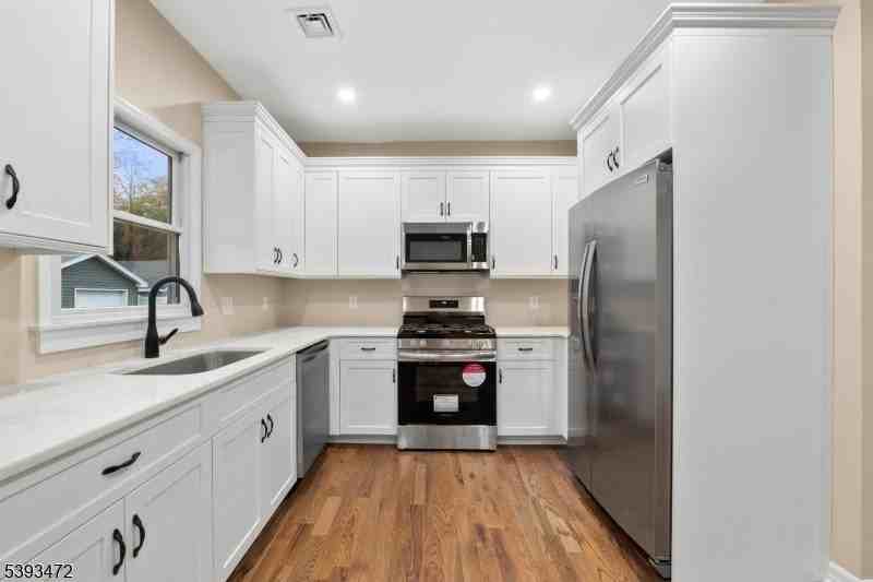 937 Ringwood Ave 1st Fl - Photo 6 of 13