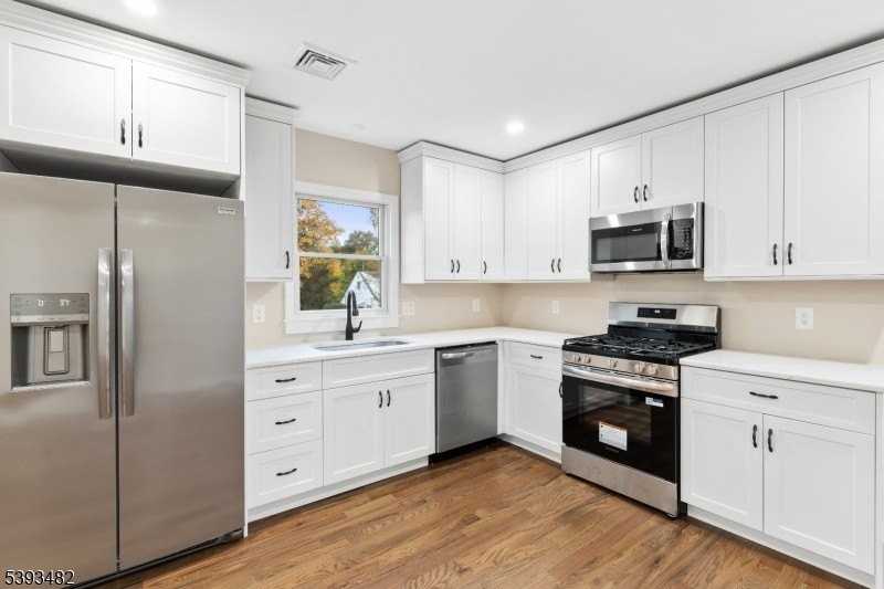 937 Ringwood Ave - Photo 4 of 11