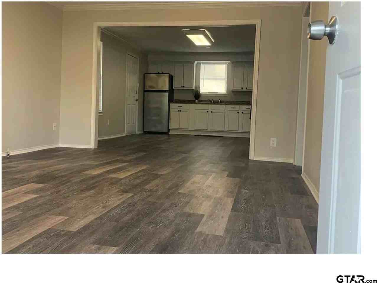 2515 North Tenneha Avenue - Photo 2 of 7