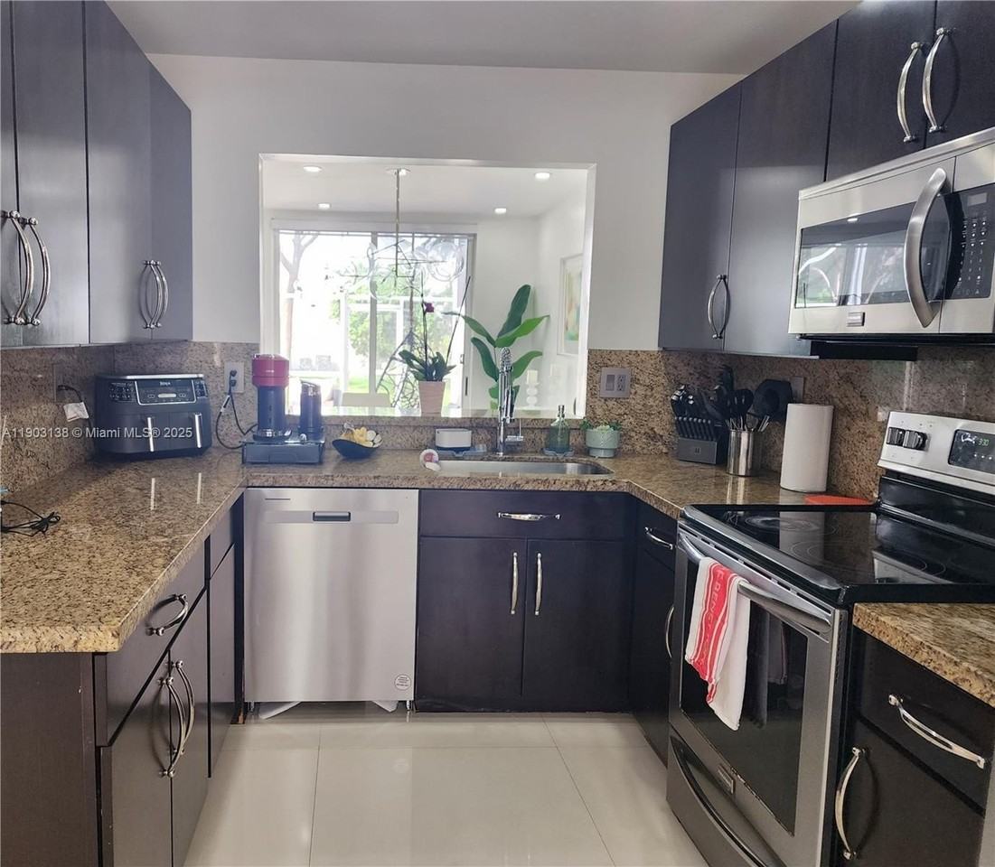 9777 Nw 45th Ln - Photo 5 of 32