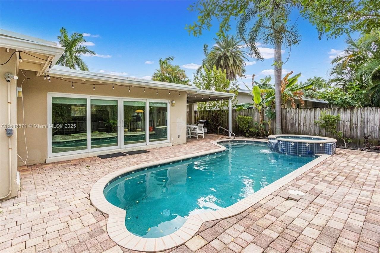 906 N 13th Ave - Photo 2 of 30