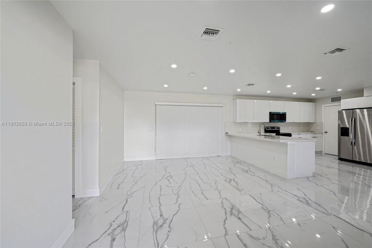 4670 Nw 5th St #4670 - Photo 4 of 32