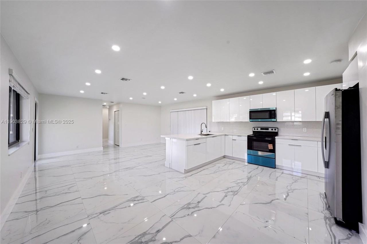 4670 Nw 5th St #4670 - Photo 6 of 32