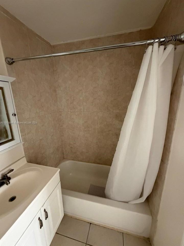 5411 Ravenswood Rd #7 - Photo 4 of 7