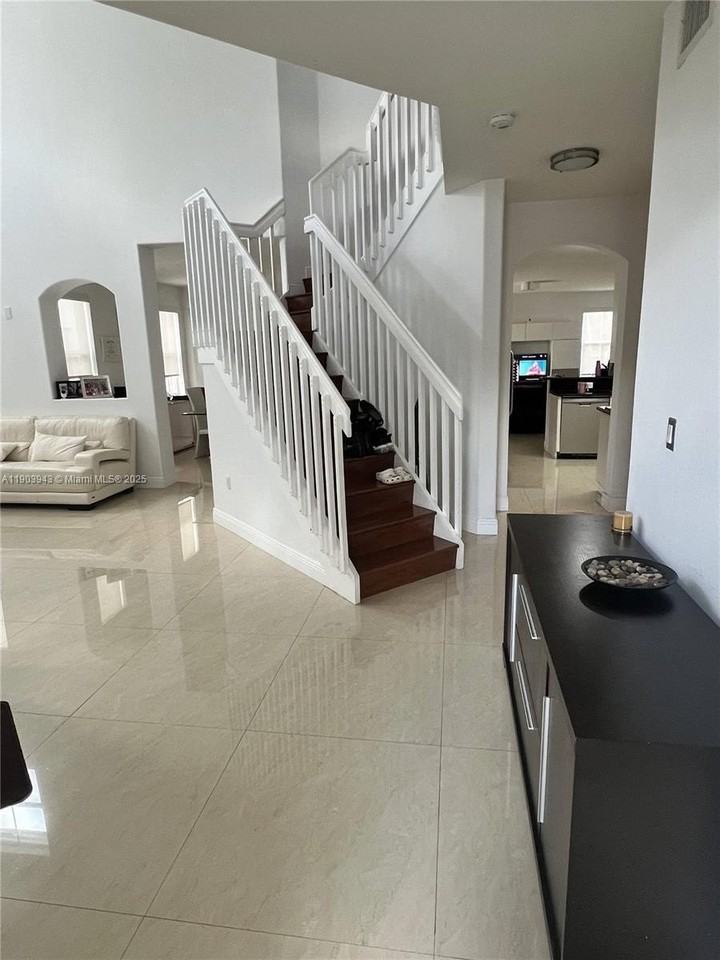 11161 Northwest 77th Terrace - Photo 3 of 28