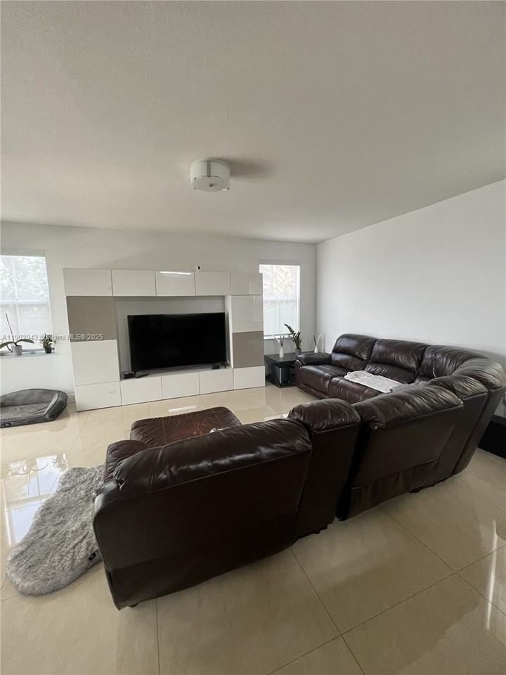 11161 Northwest 77th Terrace - Photo 6 of 28