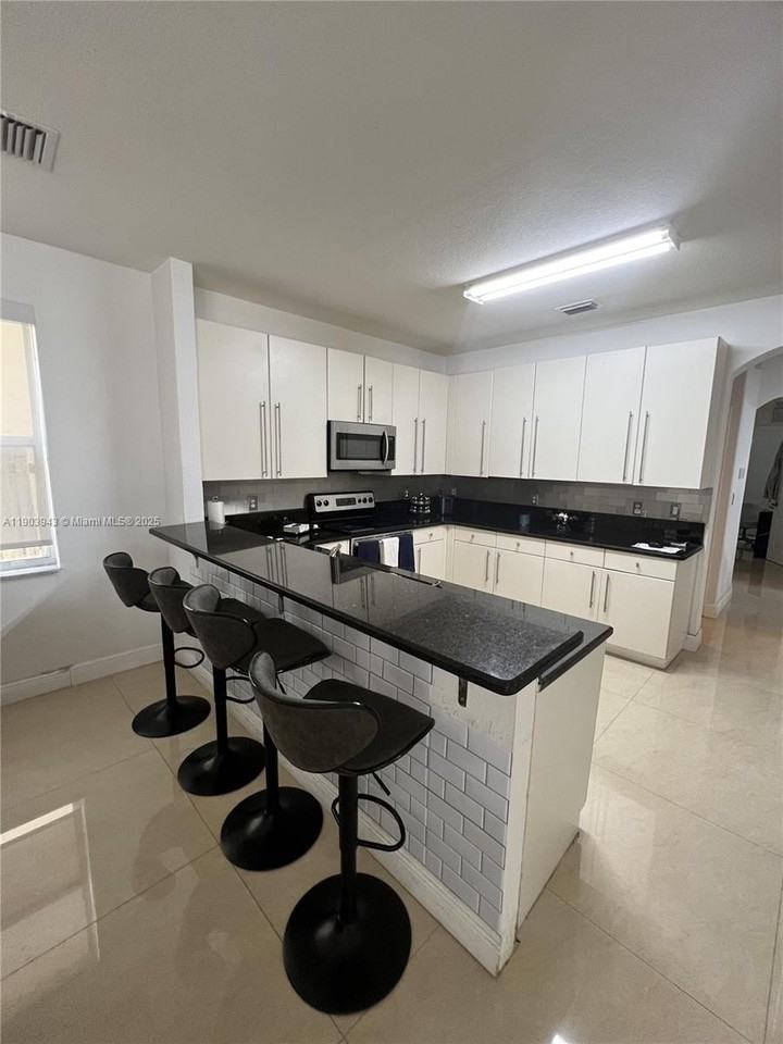 11161 Northwest 77th Terrace - Photo 7 of 28