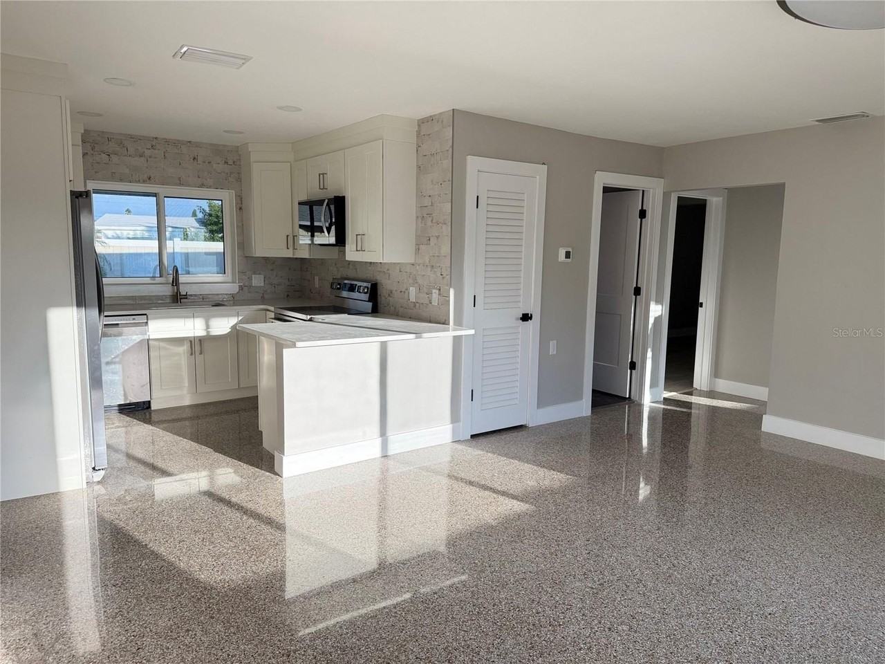 745 Sunset Cv - Photo 2 of 15