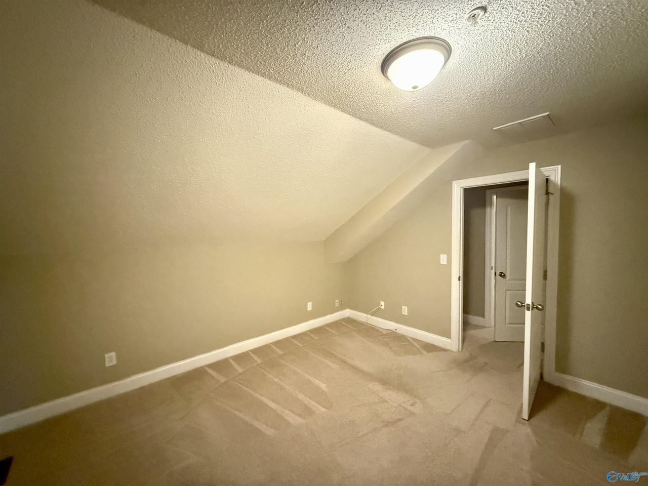 472 Shamrock Dr - Photo 5 of 10