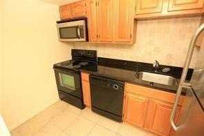 330 Se 19th Ave #F - Photo 3 of 20