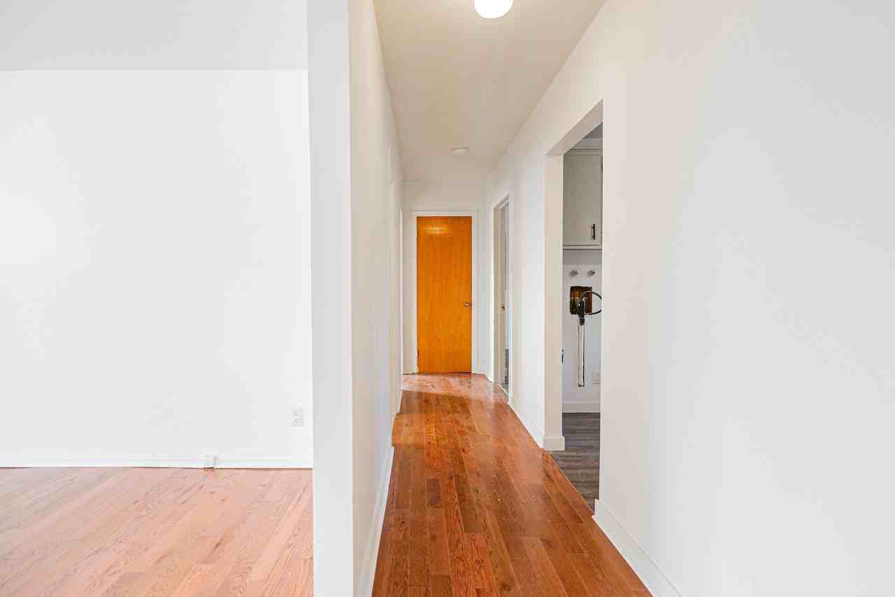 281 17e Av #1 - Photo 3 of 10