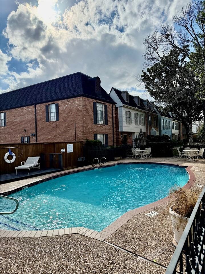 425 N Post Oak Ln - Photo 3 of 11