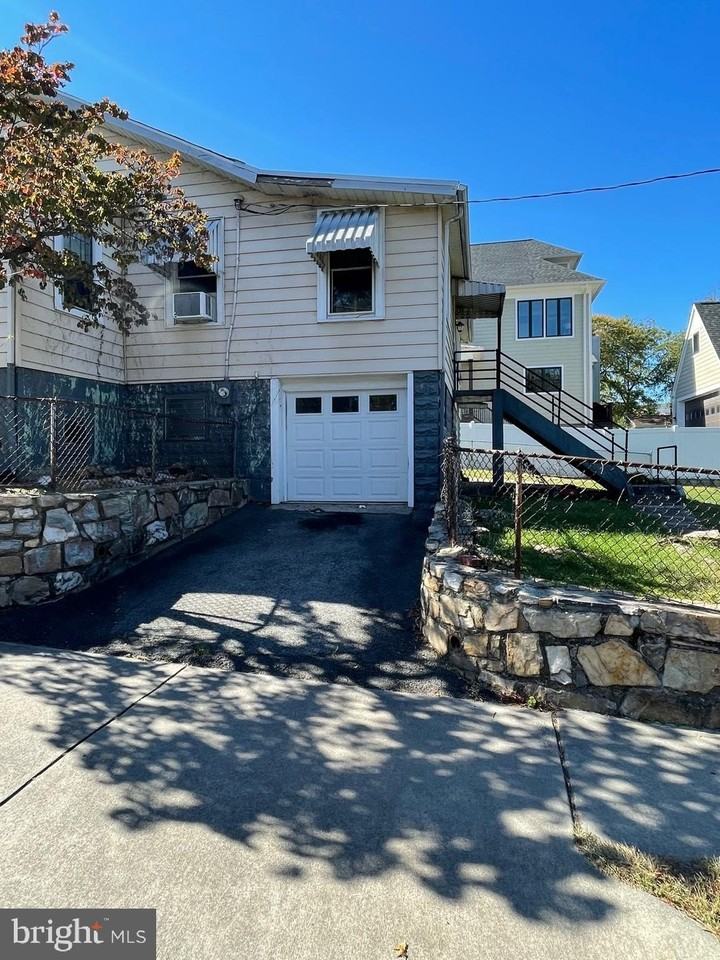 2501 11th St N - Photo 2 of 15