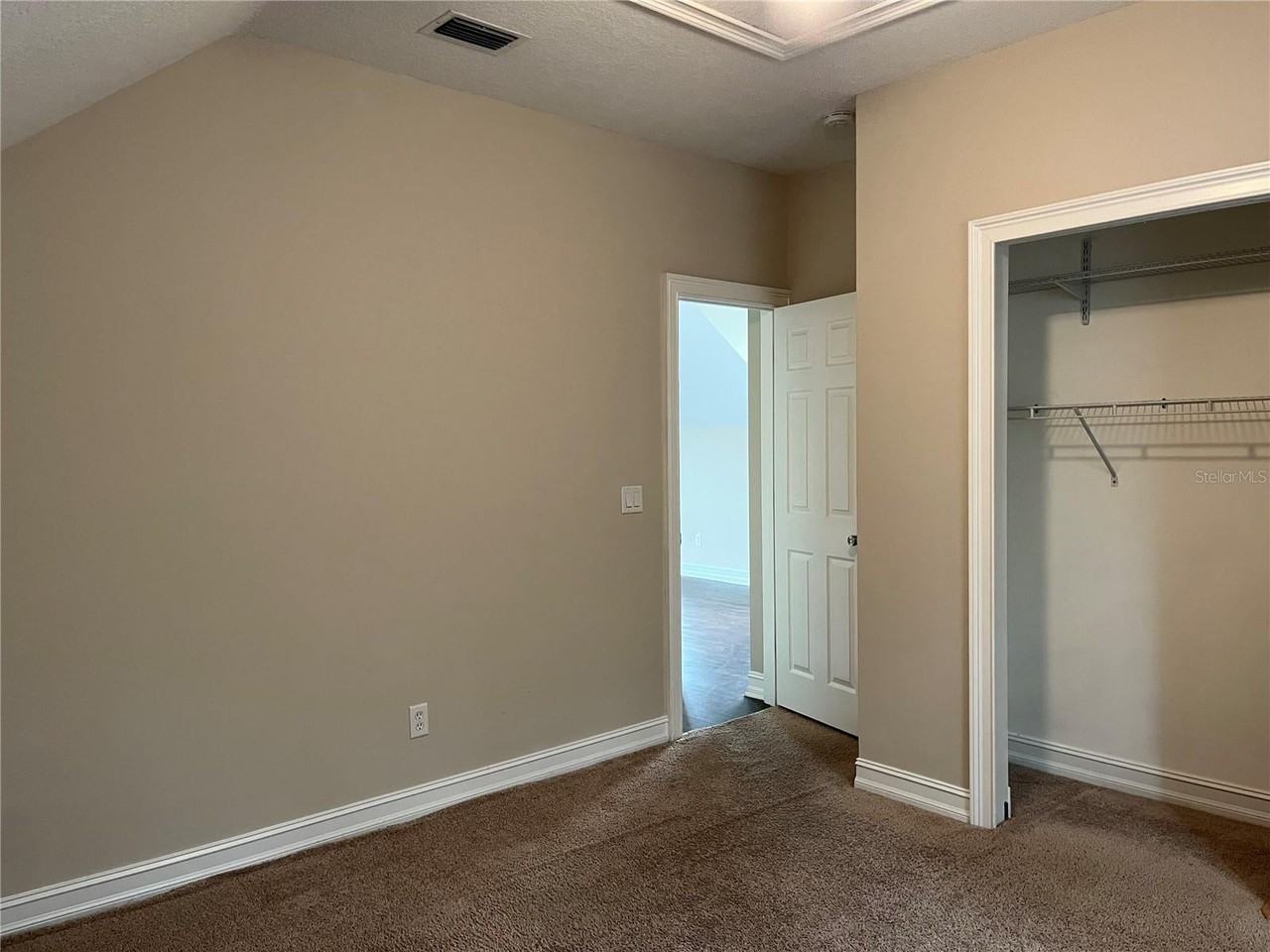 218 Celebration Blvd - Photo 6 of 8