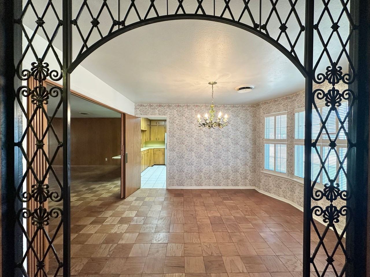 1904 Comanche Dr - Photo 4 of 38