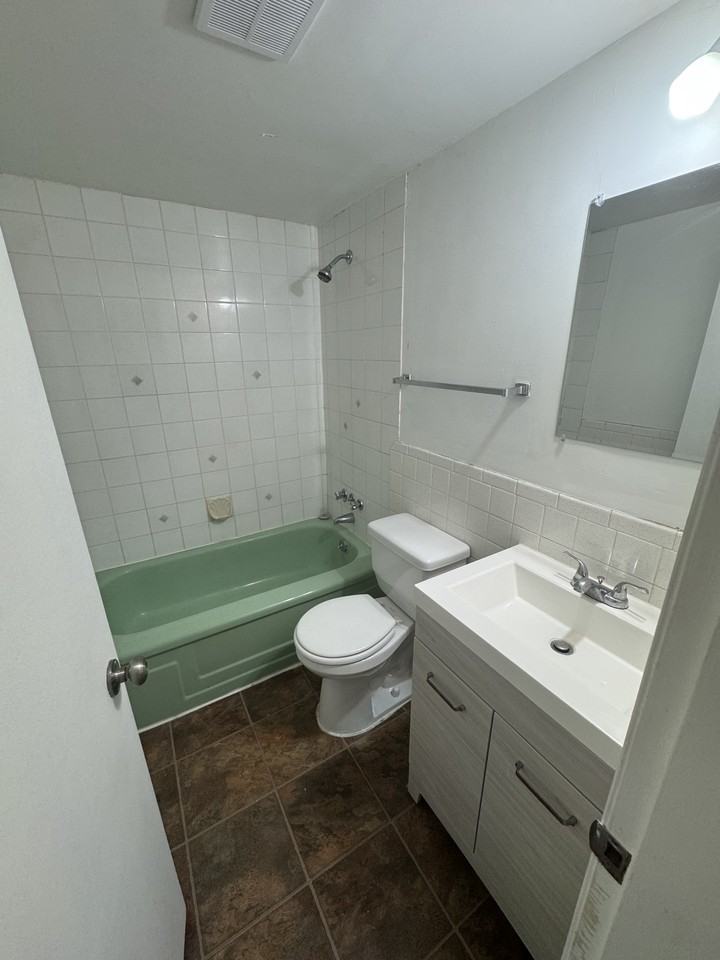 Waldorf Apartments - Photo 4 of 9