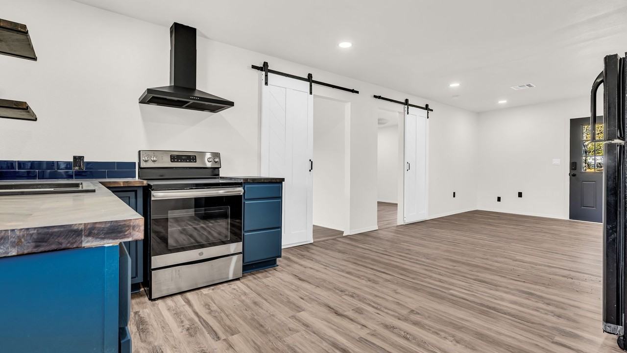 915 C Street Southwest - Photo 5 of 11