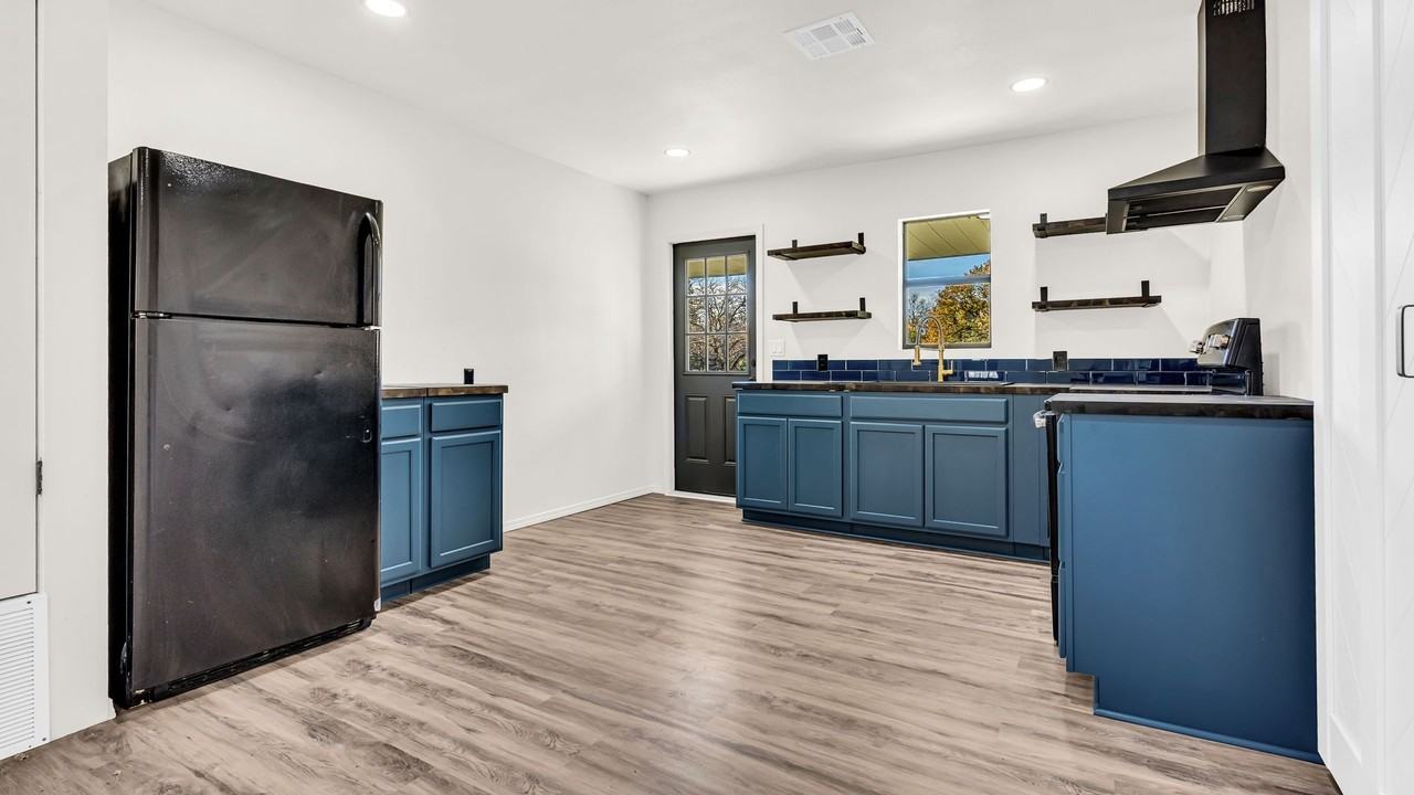 915 C Street Southwest - Photo 6 of 11