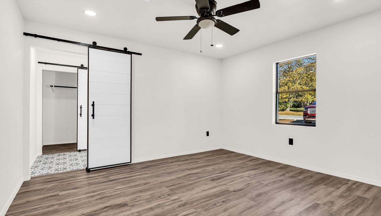 915 C Street Southwest - Photo 7 of 11