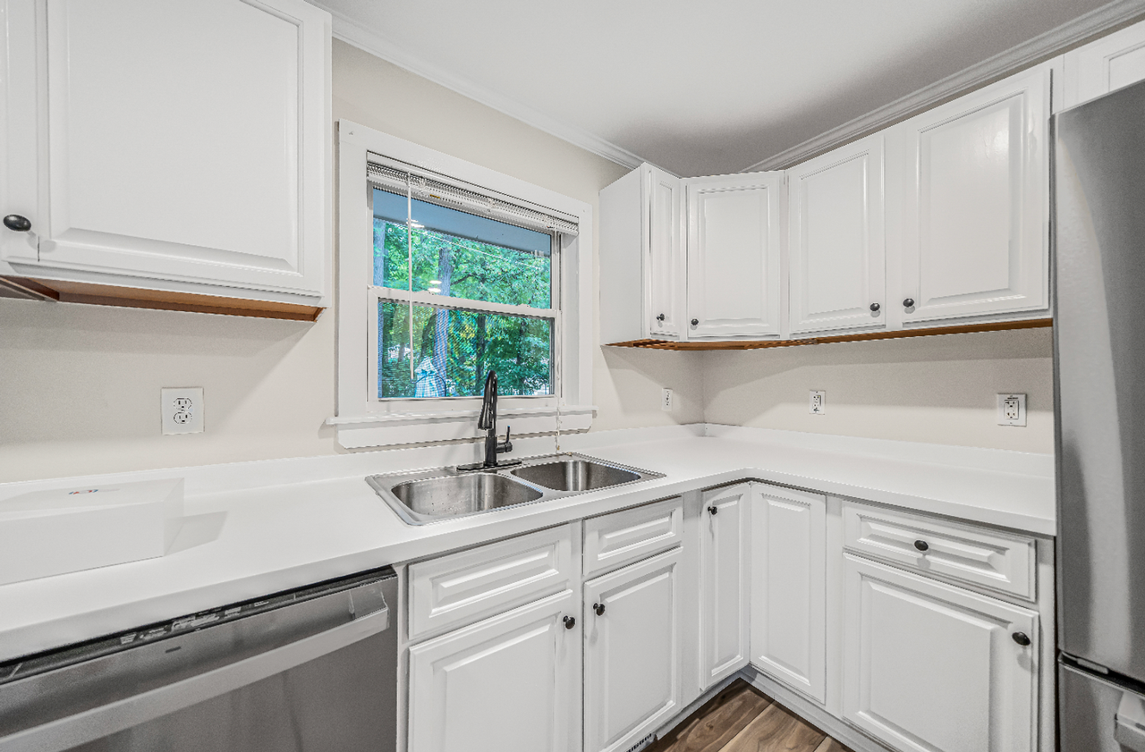 201 Howell Street - Photo 6 of 34