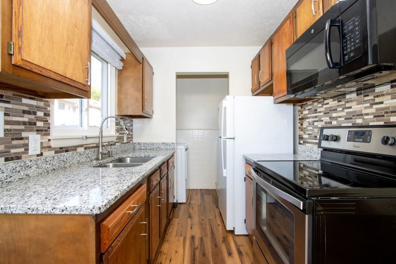 240 Collier Dr #9 - Photo 5 of 18