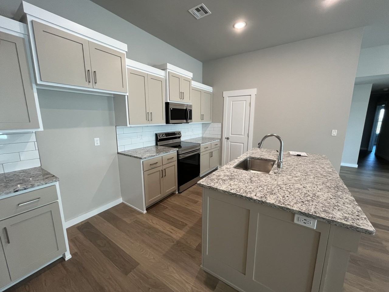 14517 E 39th Pl S - Photo 2 of 8