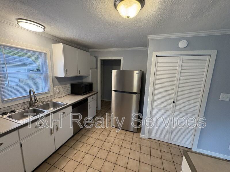 2604 East 71st Street - Photo 7 of 19