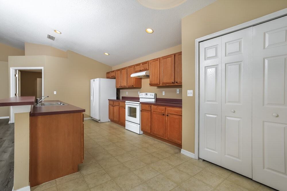 2055 Newtown Rd - Photo 5 of 16