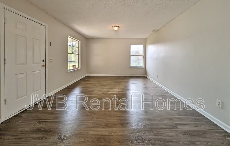 2122 Woodside St - Photo 5 of 9