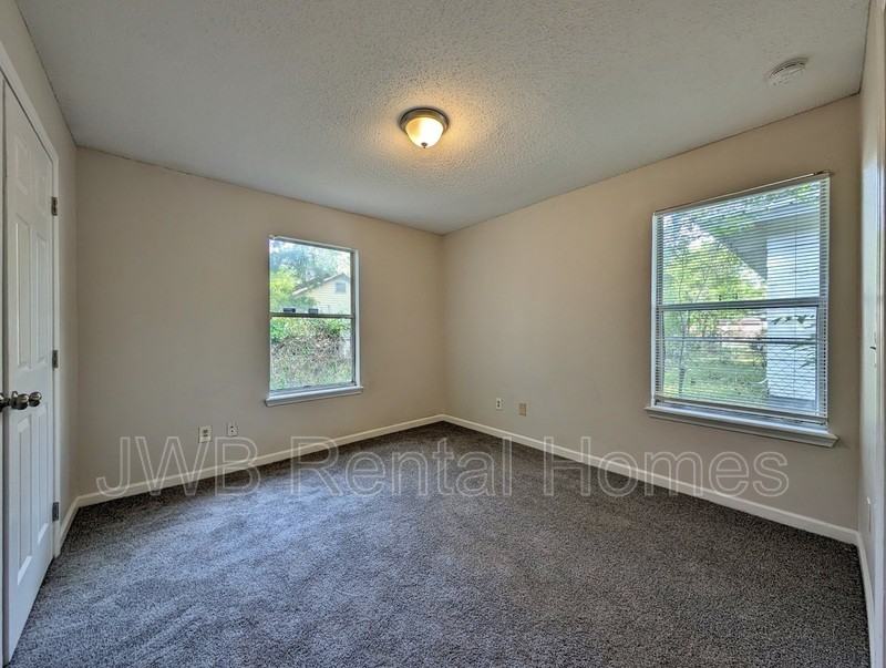 2122 Woodside St - Photo 6 of 9