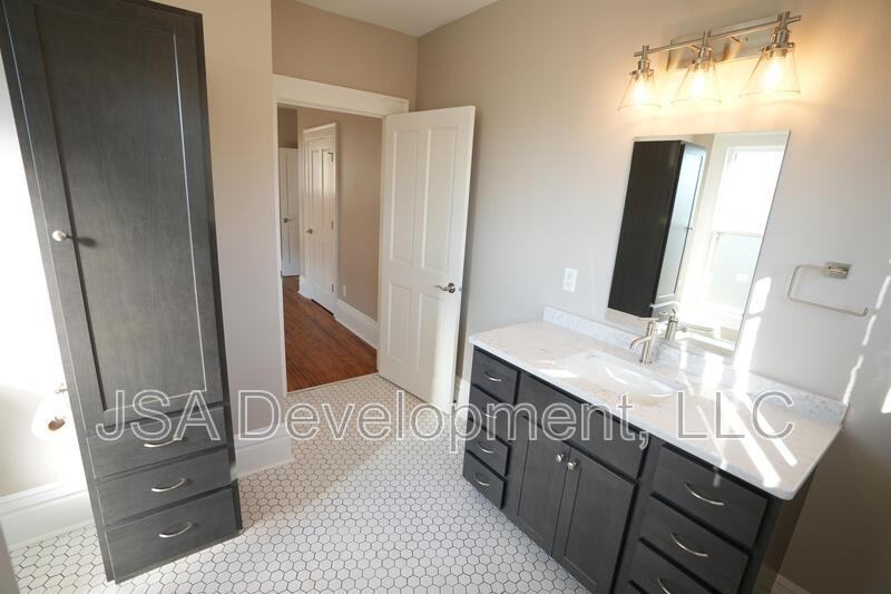 519 E 3rd St #2 - Photo 3 of 18