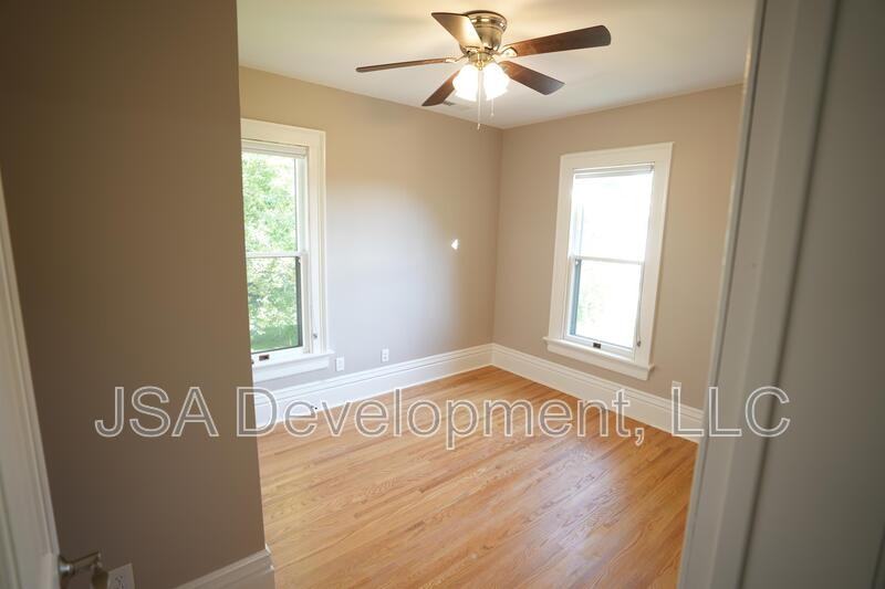 519 E 3rd St #2 - Photo 5 of 18