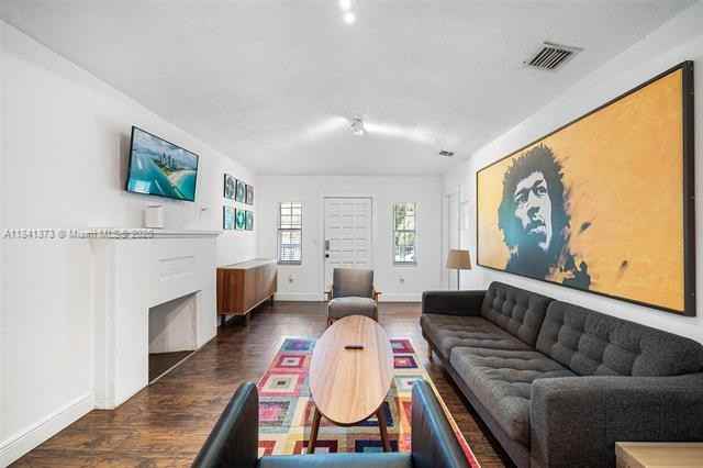 154 Nw 45th St - Photo 3 of 28