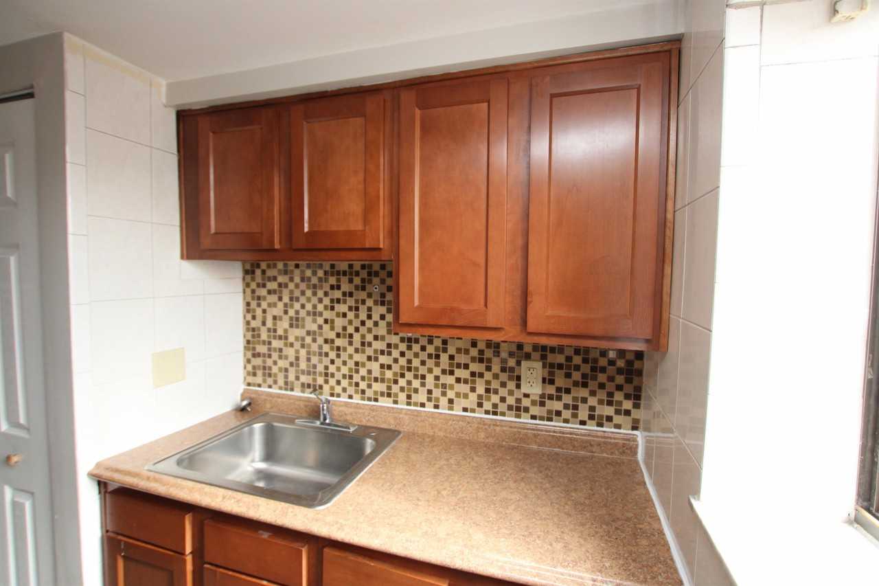 FOUNTAIN SQUARE APARTMENTS - Photo 4 of 28