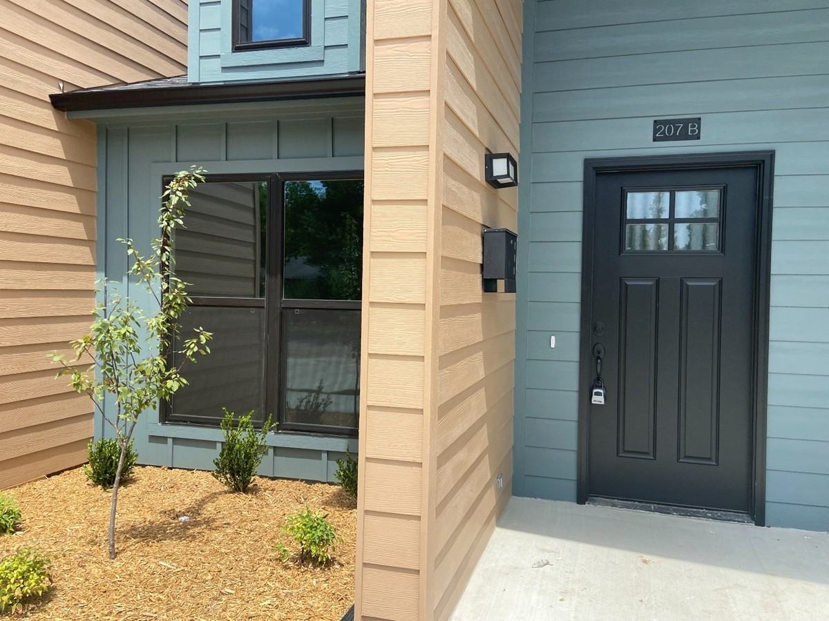 E 3rd St_207 Unit B - Photo 2 of 11