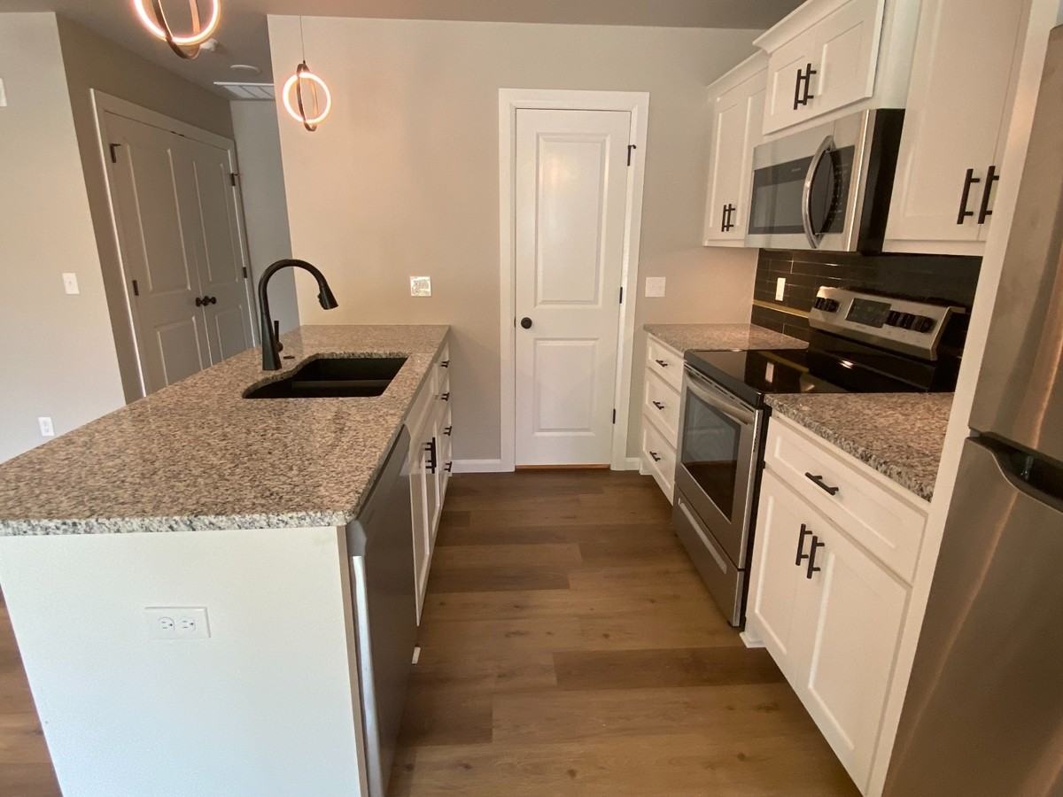 E 3rd St_207 Unit B - Photo 6 of 11